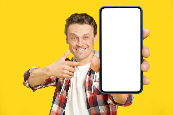 Menunjuk Pada Raksasa Smartphone Besar Dengan Layar Putih Kosong Pirang — Stok Foto
