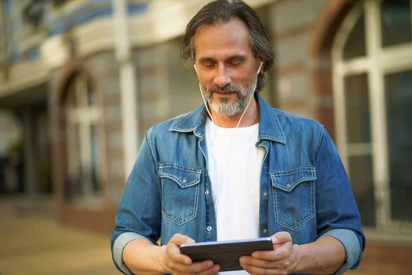 Gezgin Yakışıklı Olgun Bir Adam Şehir Sokaklarında Dikilirken Dijital Tablet — Stok fotoğraf