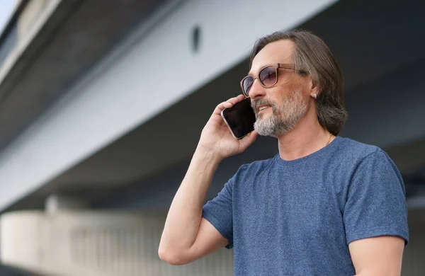 Şehirde Telefon Kullanan Orta Yaşlı Biri Şehirdeki Bir Adam Telefonda — Stok fotoğraf