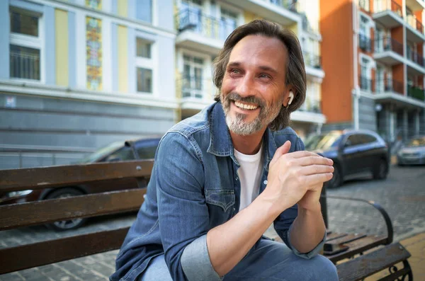 Smiling Positive Emotion Middle Aged Man Leaned His Hands Knee — Stockfoto