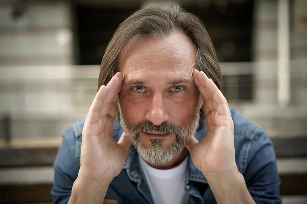 Hombre Juguetón Mediana Edad Con Barba Gris Profundo Sus Pensamientos — Foto de Stock