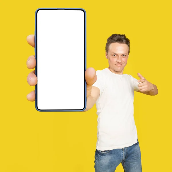 Beyaz Ekran Beyaz Ekranı Gösteren Kocaman Akıllı Telefonu Olan Yakışıklı — Stok fotoğraf