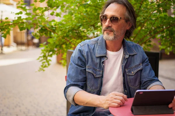 Handsome Mature Freelancer Man Enjoying Coffee Outdoors While Having Group — Stok fotoğraf