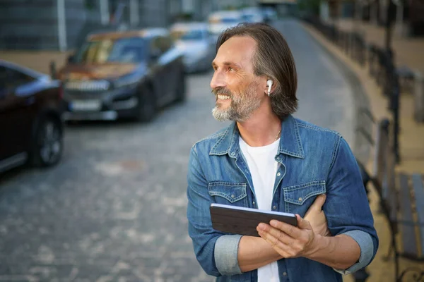 Middle Aged Freelancer Man Use Gps Calling Digital Tablet While — Foto de Stock