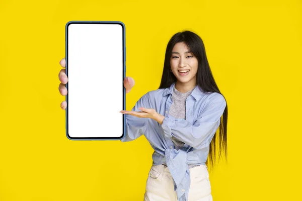 Beautiful Asian Girl Holding Smartphone White Screen Happy Introduce New — Photo