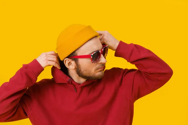 Close Portrait Pensive Young Man Casual Wear Sunglasses Posing Sideways — Stockfoto