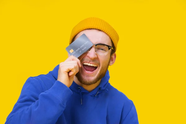 Pria Muda Kaukasia Bahagia Dengan Kredit Kartu Debit Tangan Tersenyum — Stok Foto