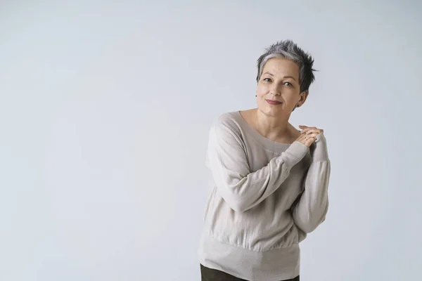 Smiling Mature Grey Short Hair Woman Posing Hands Folded Her — Stockfoto