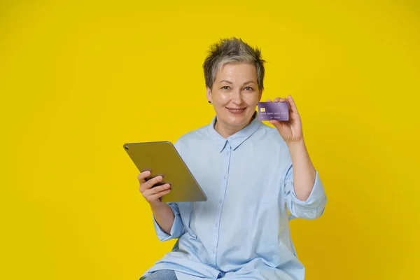 Mature Woman Grey Hair Holding Credit Debit Card Tablet Hand — Stok Foto
