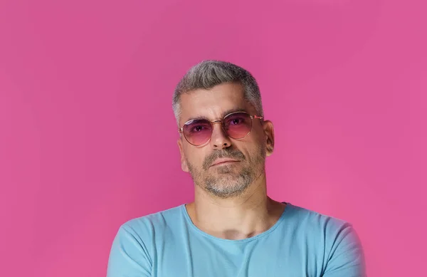 Handsome Man 30S 40S Wearing Pink Sunglasses Blue Shirt Pensive — Stok Foto