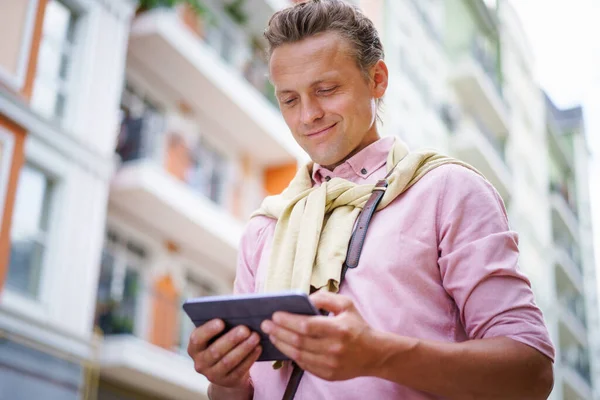 Freelancer Ung Mand Med Digital Tablet Hænderne Stå Udendørs Front - Stock-foto