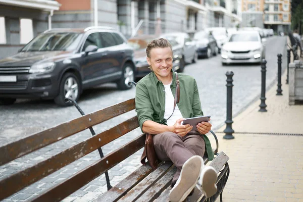 Glückliche Freiberufler Die Mit Digitalen Tablets Arbeiten Sitzen Draußen Vor — Stockfoto