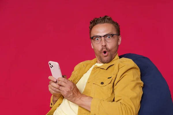 Gembira Pria Tampan Berkacamata Berpegangan Smartphone Tangan Melihat Kamera Dengan — Stok Foto
