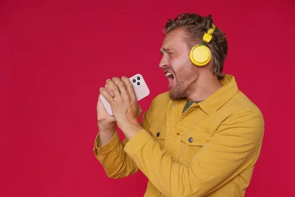 Hombre Guapo Años Cantando Disfrutando Canción Favorita Pista Usando Teléfono —  Fotos de Stock
