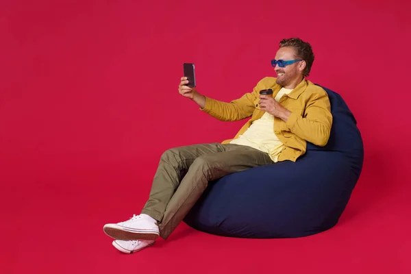 Tampan Pria Membuat Selfie Atau Panggilan Video Menggunakan Tablet Digital — Stok Foto