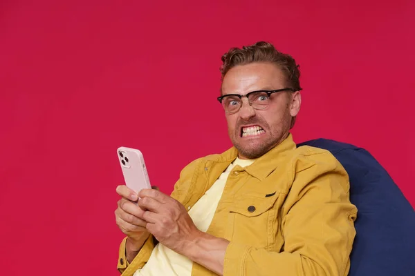 Tidak Senang Kesal Tampan Pria Berkacamata Memegang Smartphone Tangan Menatap — Stok Foto
