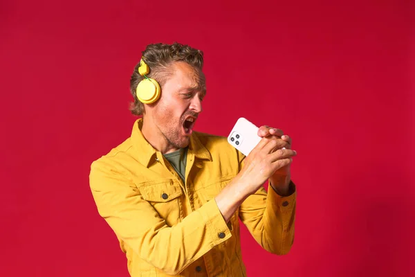 Cantando Homem Bonito Desfrutando Sua Música Favorita Usando Telefone Fones — Fotografia de Stock