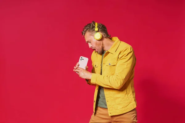 Pria Ceria Bernyanyi Sambil Merekam Suaranya Menggunakan Smartphone Bernyanyi Pria — Stok Foto