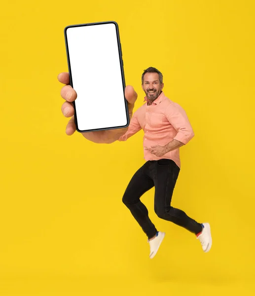 Eccitato Uomo Mezza Età Salto Con Smartphone Con Schermo Bianco — Foto Stock