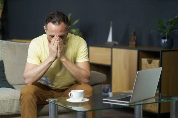 Középkorú Krízis Érzelmi Stressz Érett Férfi Kanapén Kezét Eltakarta Arcát — Stock Fotó