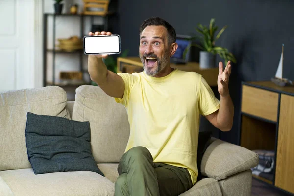 Alegre Feliz Homem Meia Idade Fazendo Selfie Sentado Sofá Sofá — Fotografia de Stock