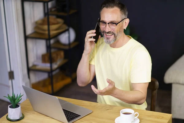 Felice Uomo Mezza Età Che Parla Telefono Mentre Siede Casa — Foto Stock