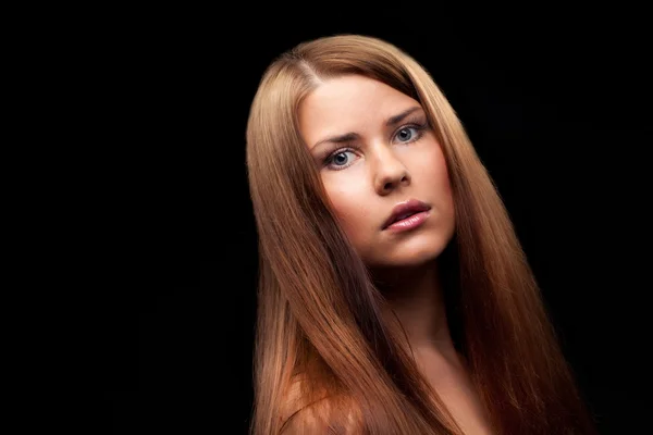 Schöne Frau mit gesunden langen Haaren — Stockfoto