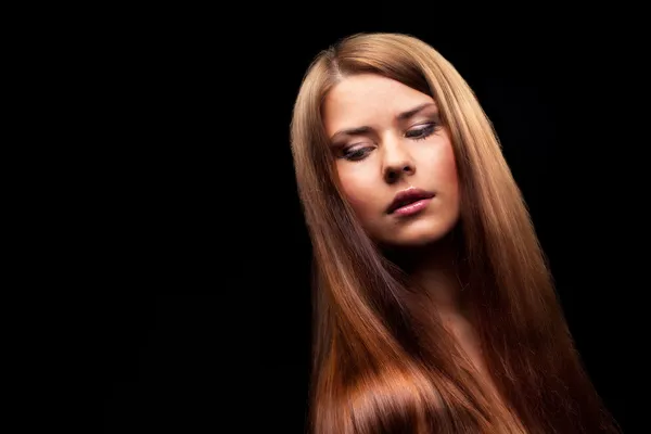 Mooie vrouw met gezonde lange haren — Stockfoto