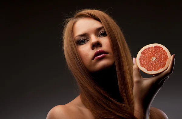 Portret van mooie vrouw met grapefruit — Stockfoto