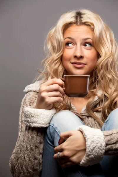 Beautiful Woman With Cup of Tea or Coffee — Stock Photo, Image