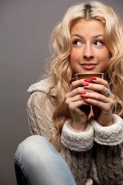 Krásná žena s šálkem čaje nebo kávy — Stock fotografie