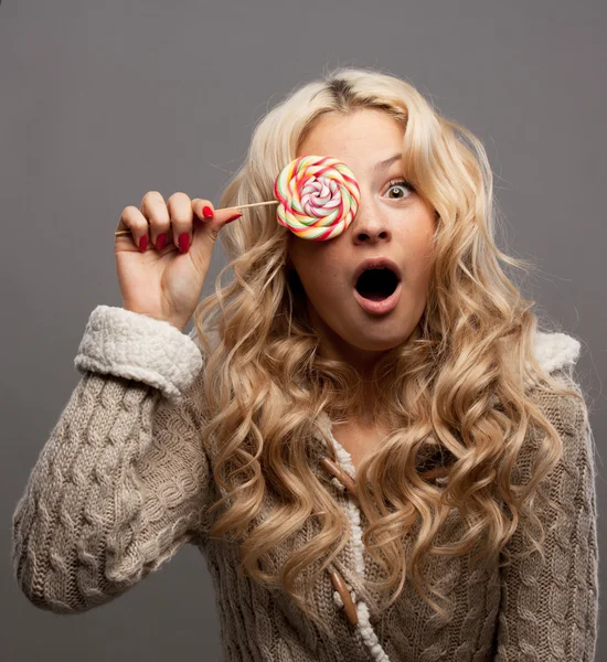 Mujer joven con dulces — Foto de Stock