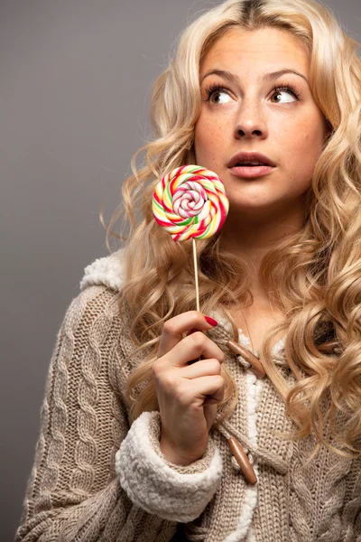 Mladá žena s candy — Stock fotografie