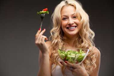 salata ile mutlu sağlıklı kadın