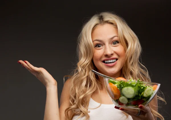 Glad frisk kvinna med sallad — Stockfoto