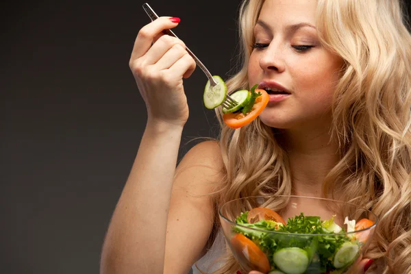 Happy healthy woman with salad — Stock Photo, Image