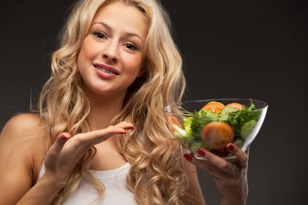 Feliz mujer sana con ensalada —  Fotos de Stock