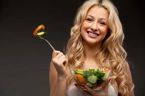 Feliz mujer sana con ensalada —  Fotos de Stock