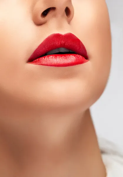 Primer plano de los labios de la hermosa mujer — Foto de Stock