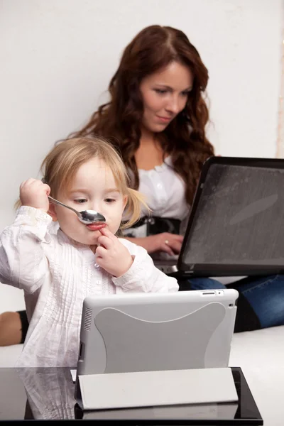 Anne ve bebek ile laptop — Stok fotoğraf