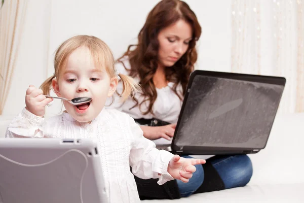 Mor och barn med laptop — Stockfoto