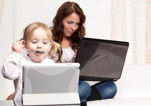 妈妈和宝宝用的笔记本电脑 — 图库照片