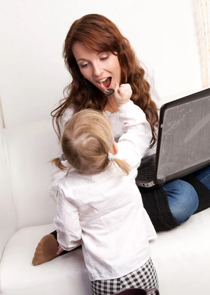 Mor och barn med laptop — Stockfoto