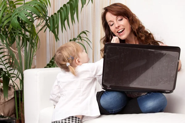 Moeder en baby met laptop — Stockfoto