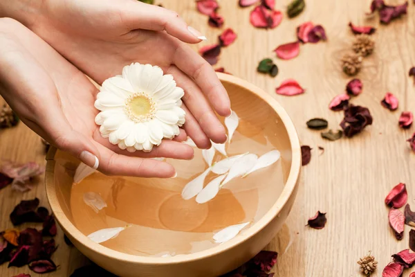 Spa.Woman's Hands with flower — Stock Photo, Image