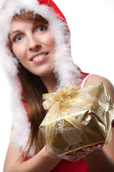 Santa vrouw bedrijf kerstcadeau. — Stockfoto