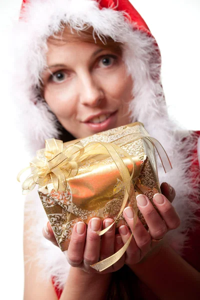Santa vrouw bedrijf kerstcadeau. — Stockfoto