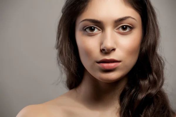 Közeli kép: elölnézet portréja a szépség fiatal női arc — Stock Fotó