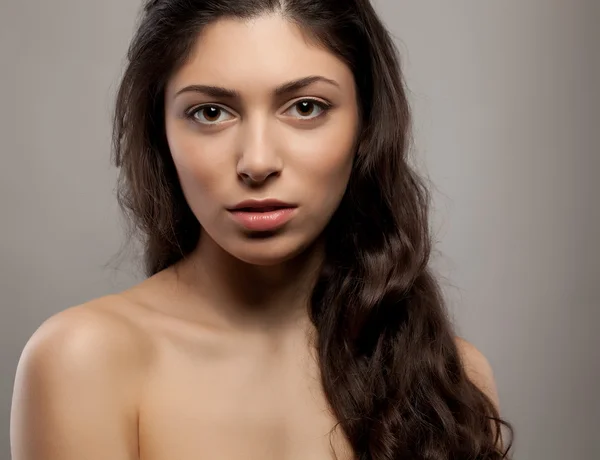 Close-up vooraanzicht portret van een schoonheid jonge vrouwelijke gezicht — Stockfoto