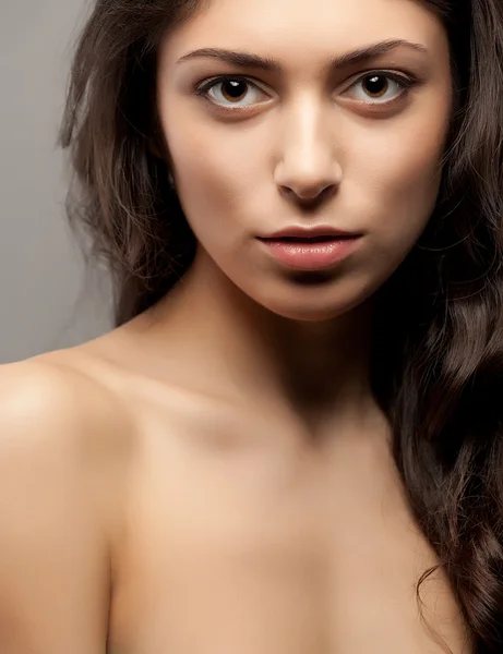 Close-up vista frontal retrato de uma beleza jovem rosto feminino — Fotografia de Stock